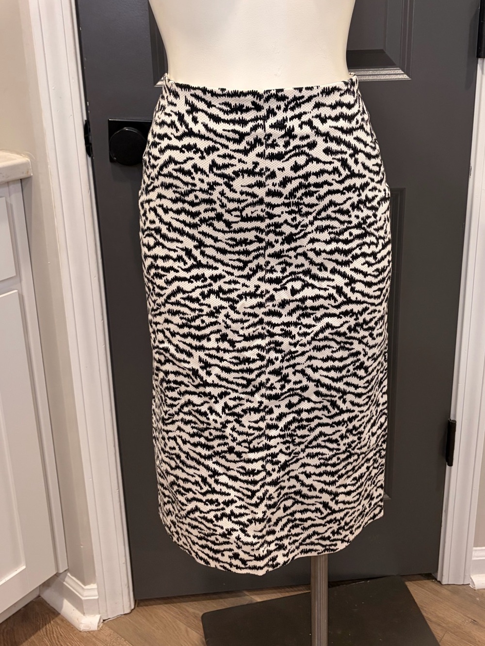NWOT Veronica Beard Black and White Animal-Print Pencil Skirt- size 10